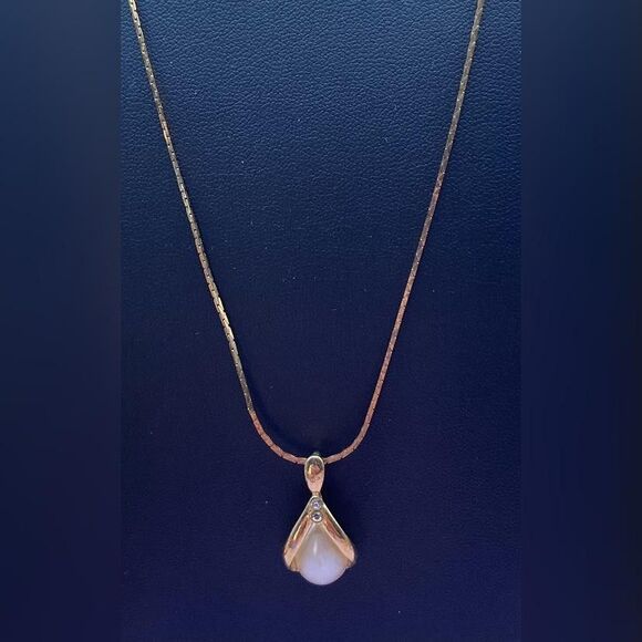 Avon Teardrop Faux Pearl Rhinestone Pendant Necklace Gold Tone Herringbone Chain - Picture 1 of 6